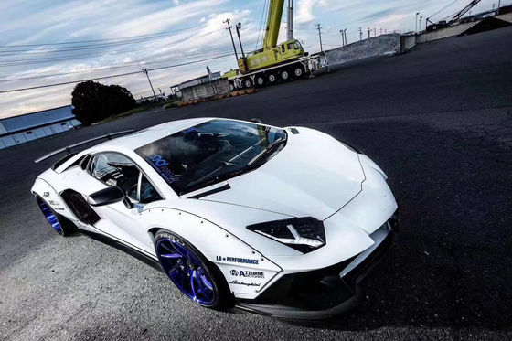 Para o Lamborghini Aventador LP700 Kit de corpo de fibra de carbono LP700 Upgraded LB-style Side Skirt Spoiler Wheel Arch